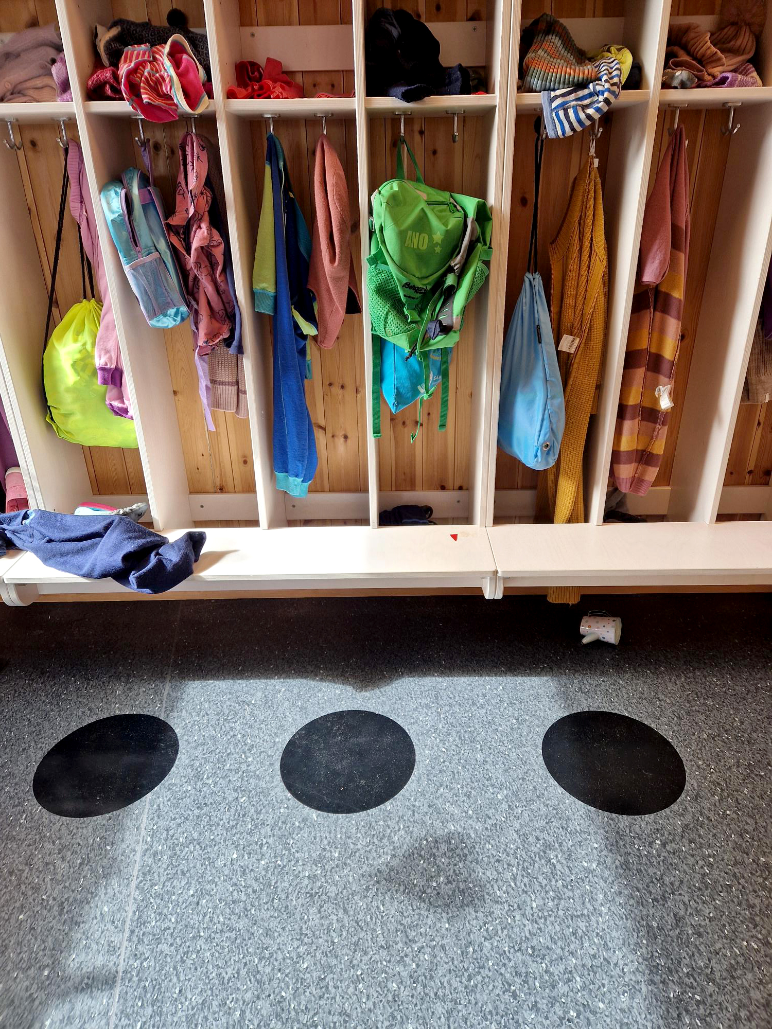 Tre markerte sirkler som er norskspråklige soner i barnhagens garderobe.