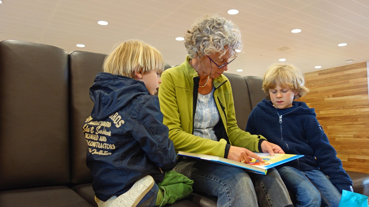 Dame leser høyt for to barn