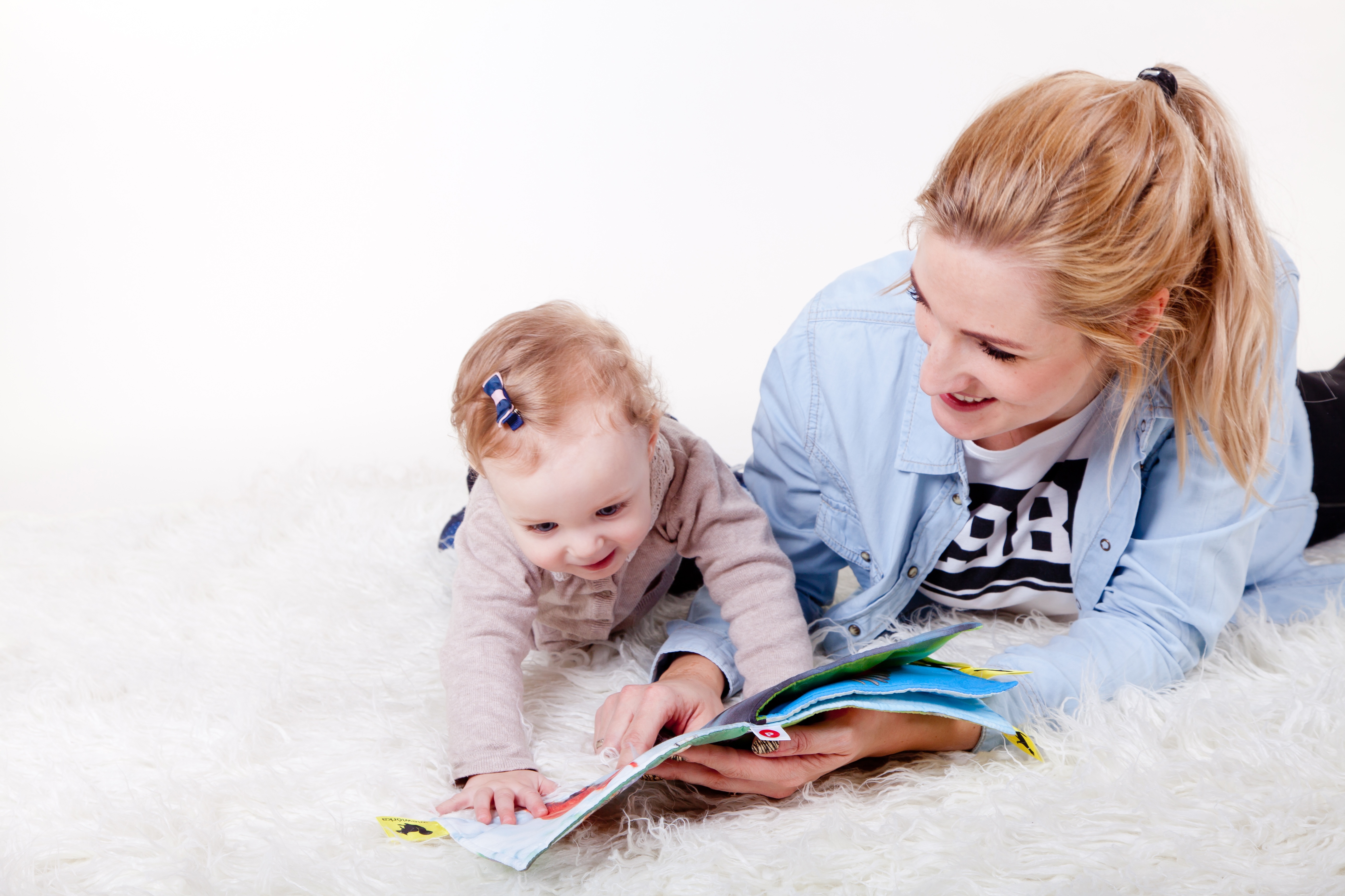 Pixabay Voksen og barn leser bok